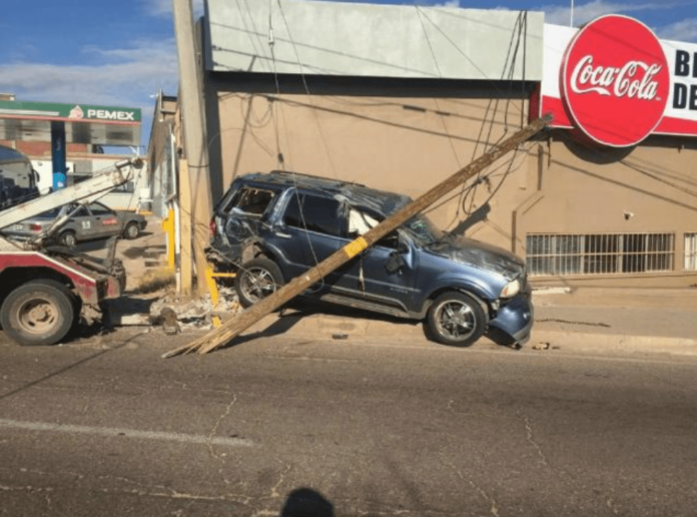 Mujer se fuga y deja a su amiga herida después de chocar