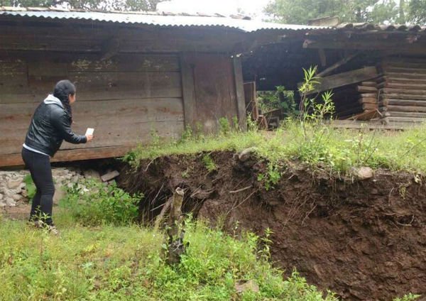 Enormes grietas hunden casas en Oaxaca