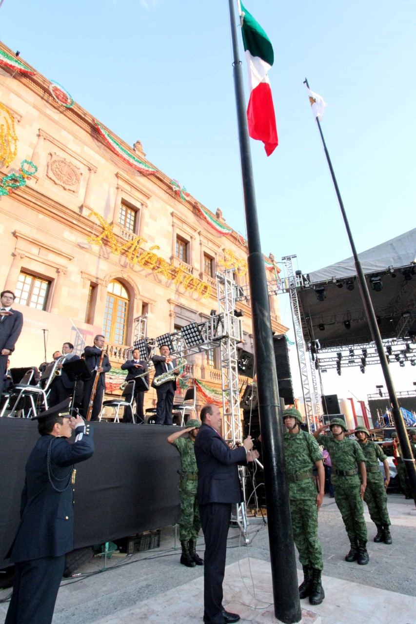 Izan nuestro lábaro patrio en la Plaza de Armas