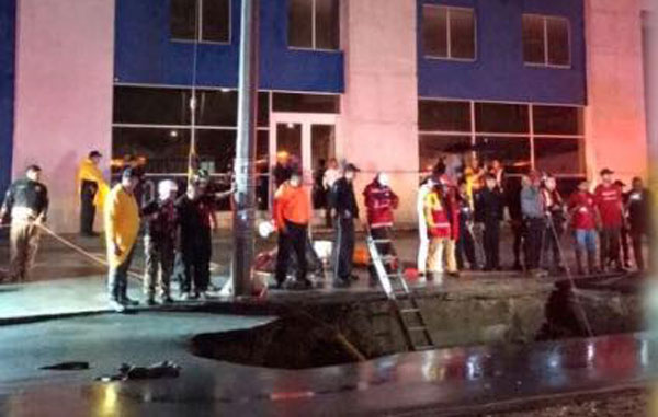 Muere mujer al caer en socavón en Monterrey