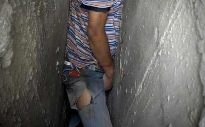 Encuentran a hombre muerto entre dos muros