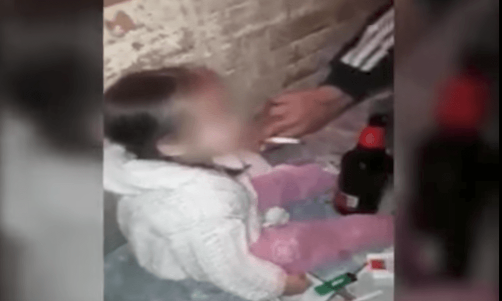 VIDEO: Rescatan a niña de 3 años ,de padres que le daban drogas, alcohol y cigarro