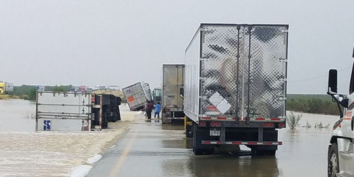 Cierran indefinidamente autopista de Nuevo Laredo