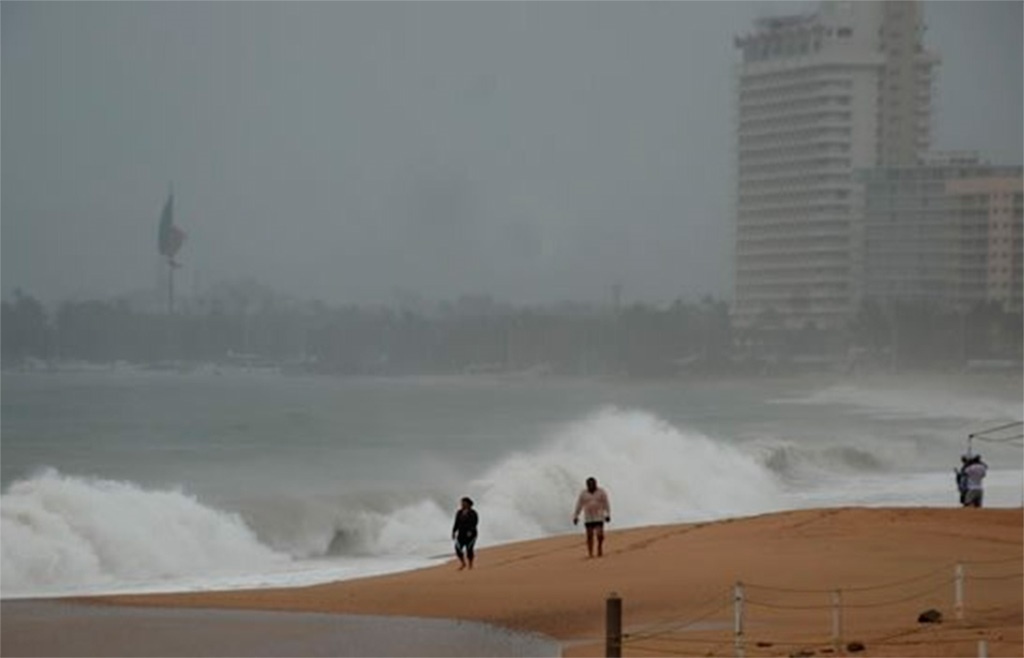 Remanentes de Max ocasionan lluvias, vientos fuertes y oleaje