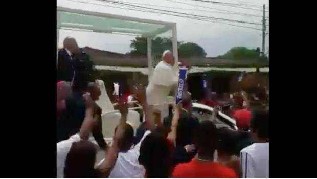 VIDEO: Así fue el golpe del Papa Francisco por frenón del papamóvil