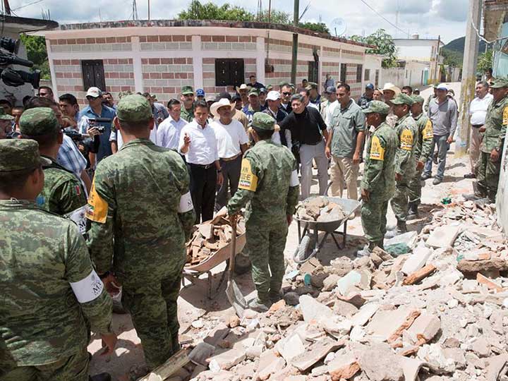 Pide EPN ignorar rumores; continúa la búsqueda de personas