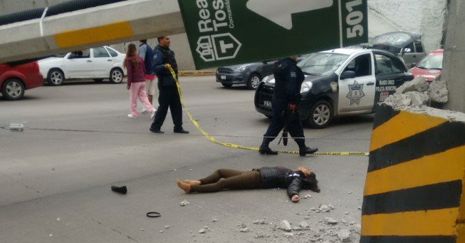 Muere joven tras caerle un poste de luz encima