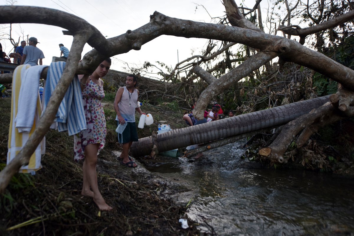 Los puertorriqueños siguen esperando ayuda después de la devastación del huracán María