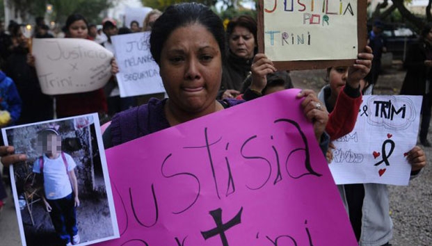 Hermanos violan y matan a ladrillazos a niña