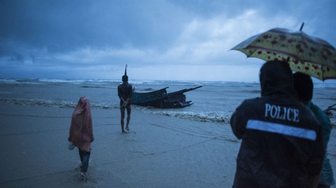 Naufragio de bote con rohingyas deja al menos 12 muertos