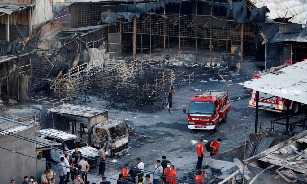 Causa 47 muertos incendio en fábrica de fuegos artificiales en Indonesia
