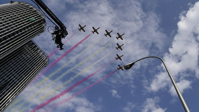 Se accidenta avión tras participar en desfile en Madrid