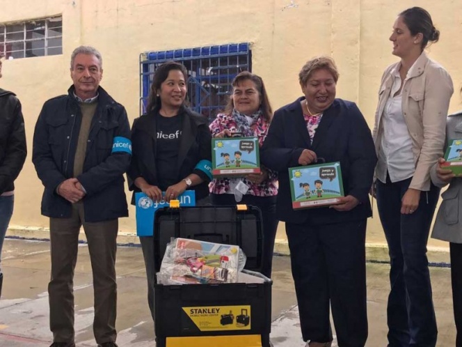 Entrega Unicef ‘escuela en caja’ a niños afectados por sismo