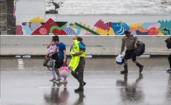 Cierran en Dallas el último albergue de refugiados por el huracán Harvey