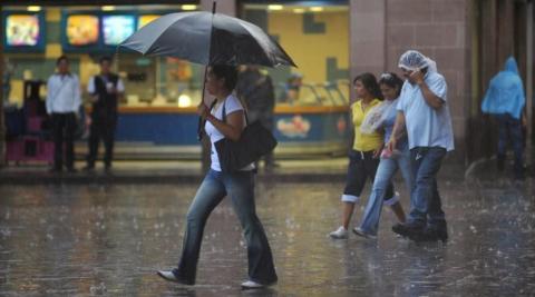 Efectos de frente frió mantendrán lluvias en la mayor parte del país