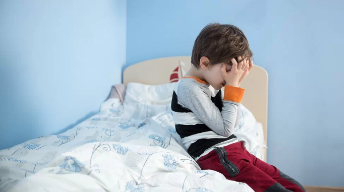La eneuresis ocurre en la noche y afecta a niños mayores de cinco años