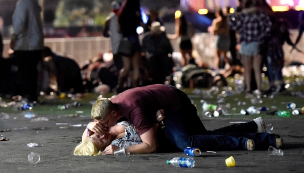 Deja 50 muertos y 200 heridos <br>tiroteo en festival en Las Vegas