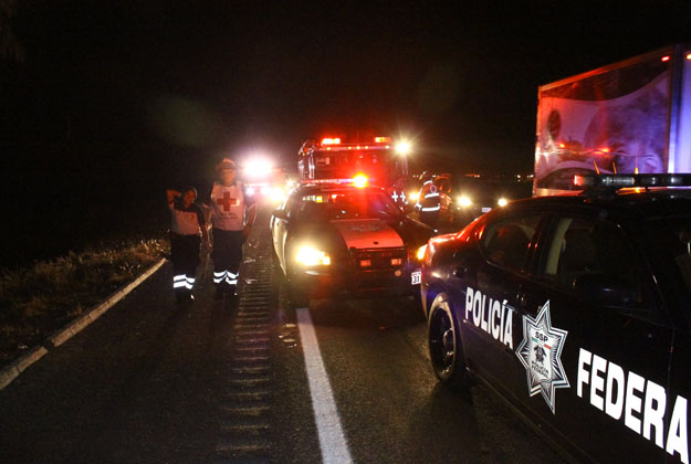 Hallan a pareja sin vida dentro de su <br>auto en la carretera Monterrey-Saltillo