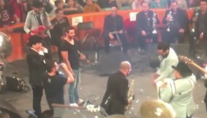 VIDEO:Mujer rechaza propuesta de matrimonio en pleno concierto de Julión Álvarez