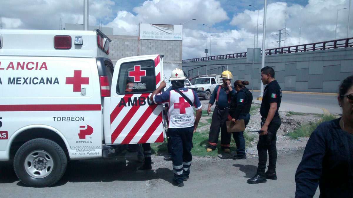 Jovencita trata de lanzarse de puente en Torreón