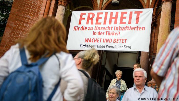 Turquía enjuicia a 11 activistas de derechos humanos por terrorismo