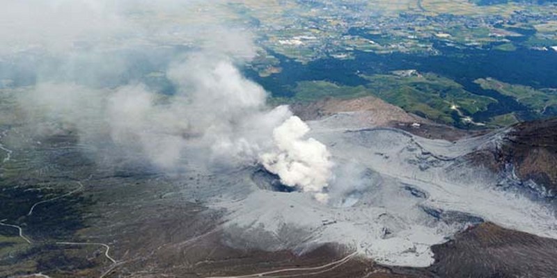 Volcán japonés Shinmoe hace erupción tras seis años inactivo