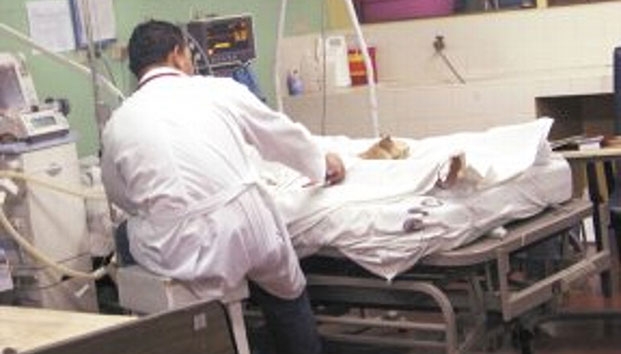 Padrastro castra a bebé con un bisturí