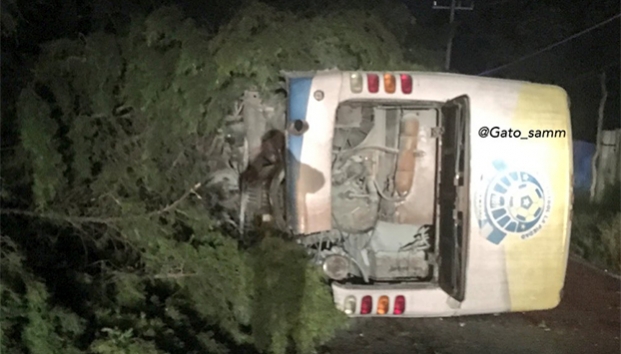Vuelca camión de equipo de futbol en Michoacán