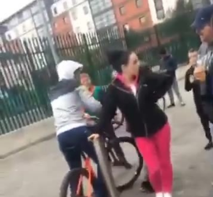 VIDEO: Bromistas colocan pirotecnia en capucha de jovencita