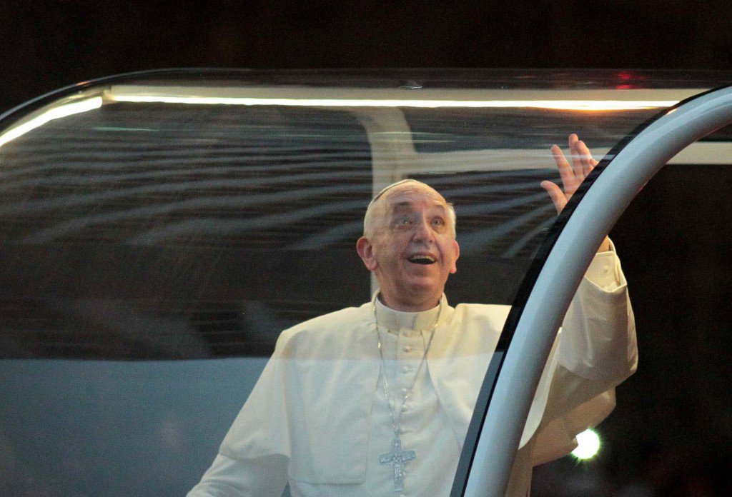 Astronautas explican al Papa la belleza de la Tierra