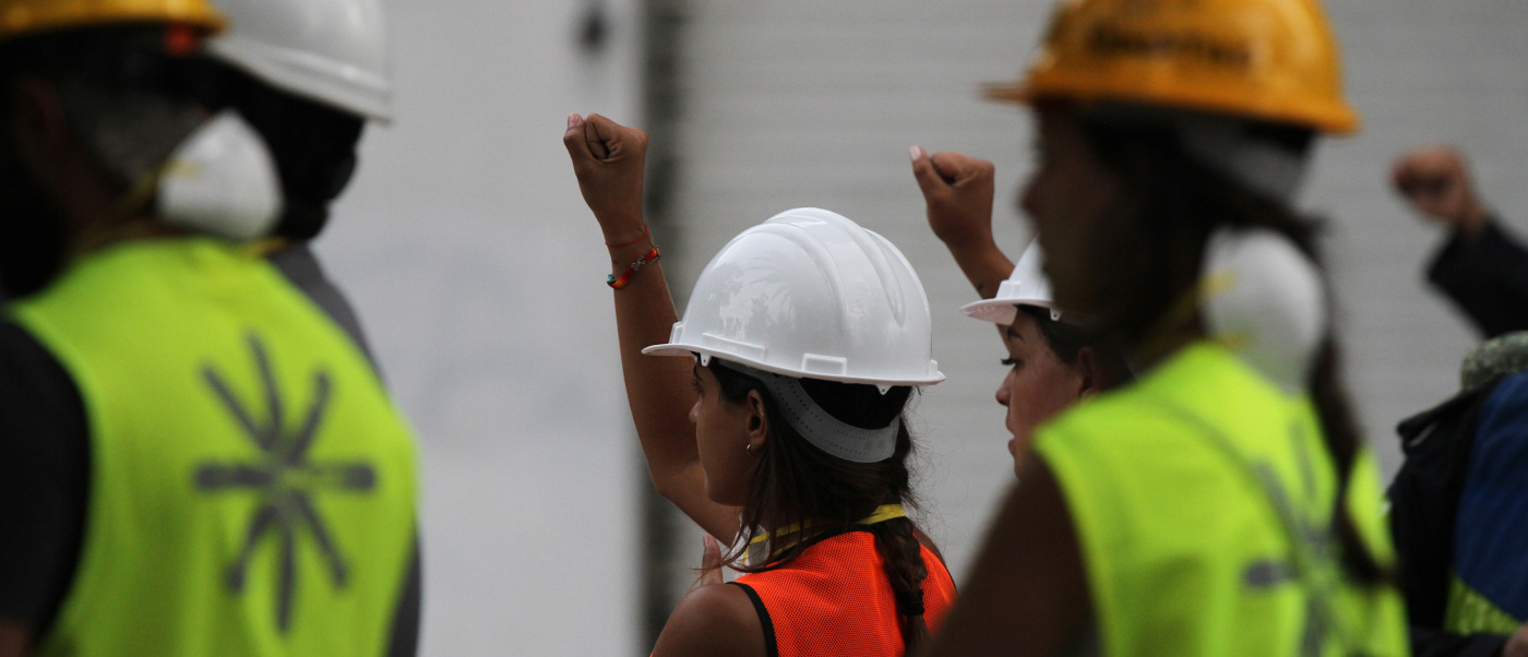 Mexicanos guardan 3 minutos de silencio con puño en alto para recordar sismo