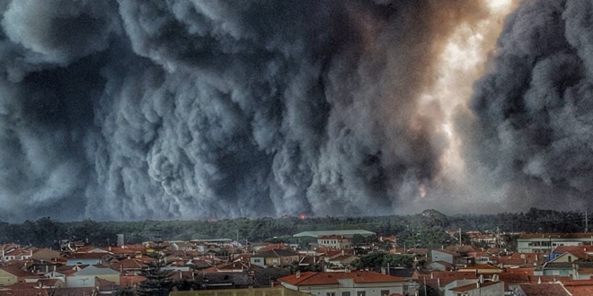 Fotografía de un bombero se vuelve viral como símbolo de los incendios en Portugal