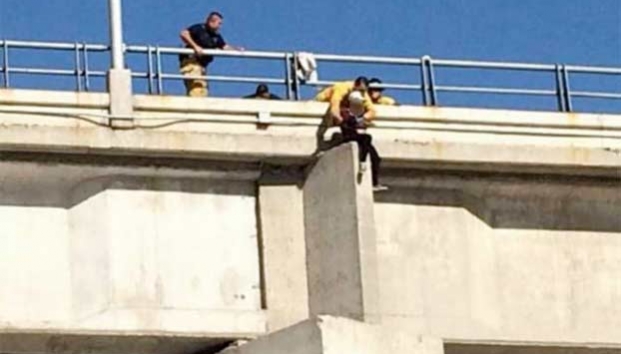 Joven embarazada intenta tirarse de puente