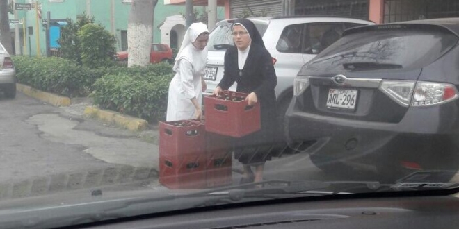 Foto de monjas con cajas de cerveza se vuelve viral