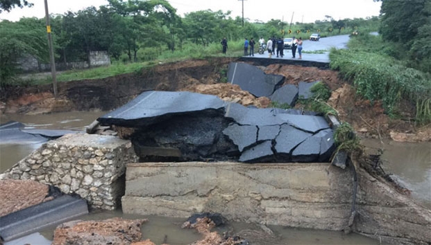 Lluvias provocan hundimiento en carretera de Oaxaca