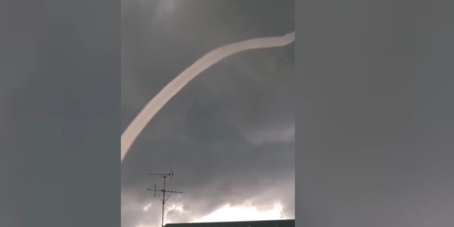 VIDEO: Nube con forma de serpiente sorprende a japoneses