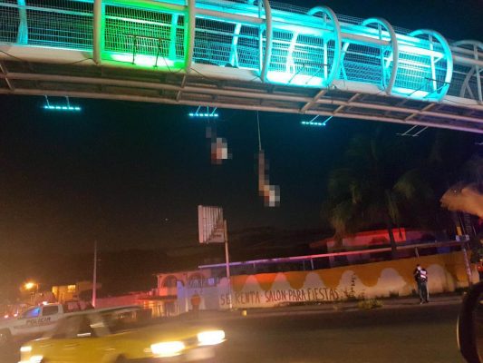 Dejan cuerpo desmembrado colgando de un puente peatonal en Jalisco