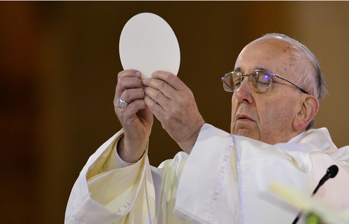 Pontífice censura avances que permiten cambiar de género