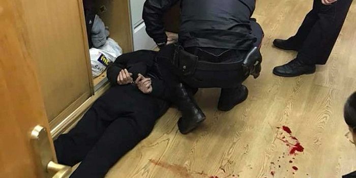 Apuñalan a periodista en estación de radio