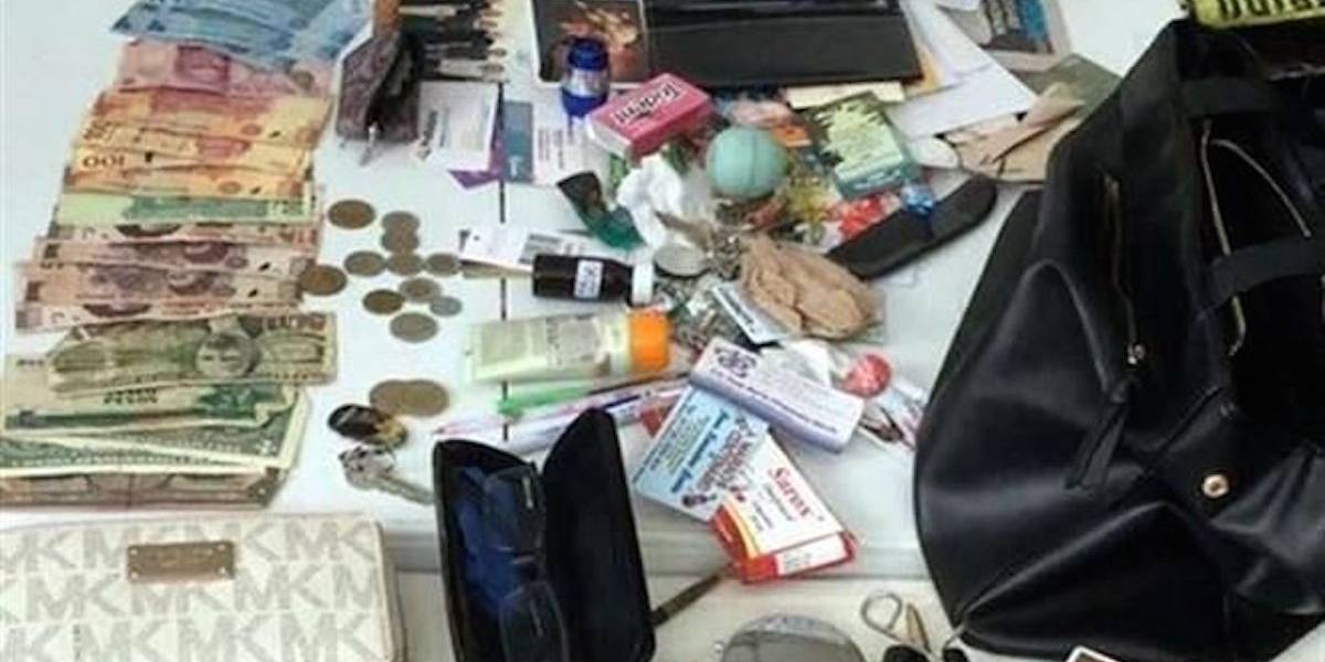 Rescatistas de la Policía Federal devuelven dinero hallado en escombros