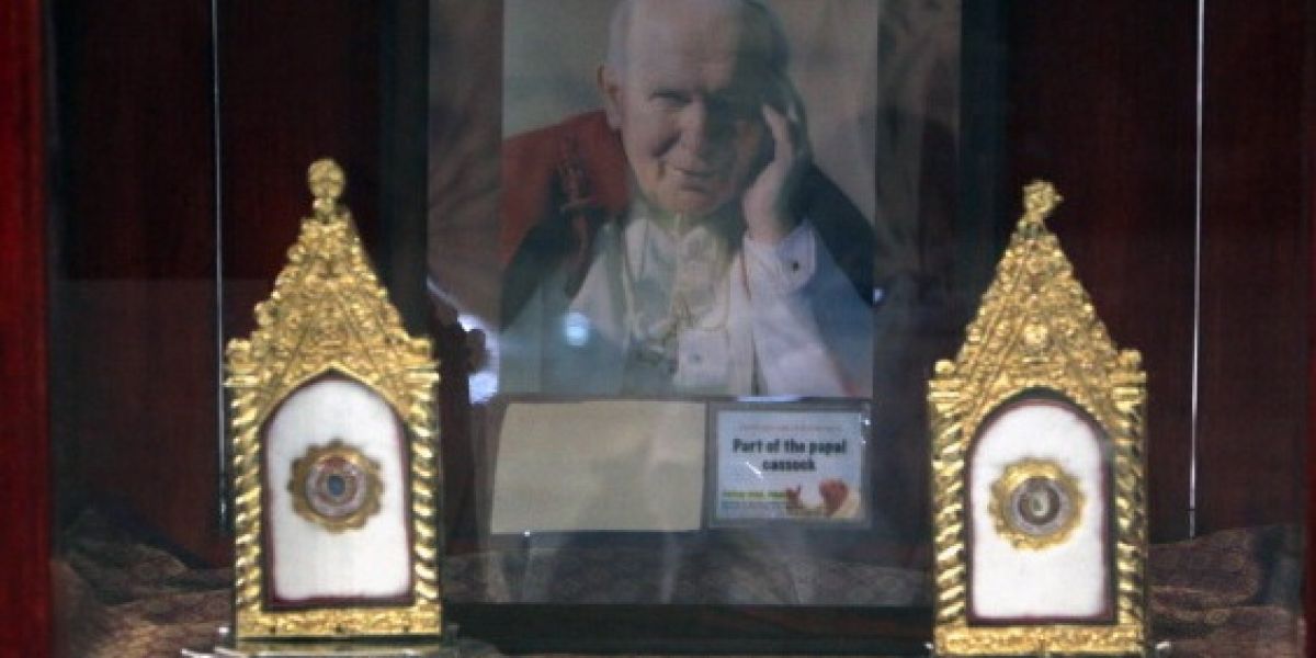 Roban reliquias de Juan Pablo II en Italia