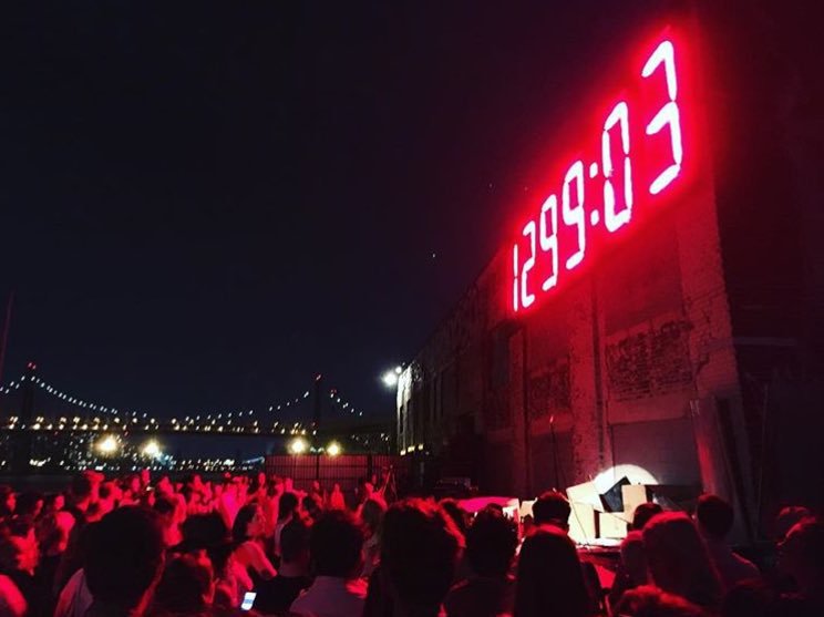 Instalan reloj en Long Island con cuenta regresiva de la Presidencia Trump