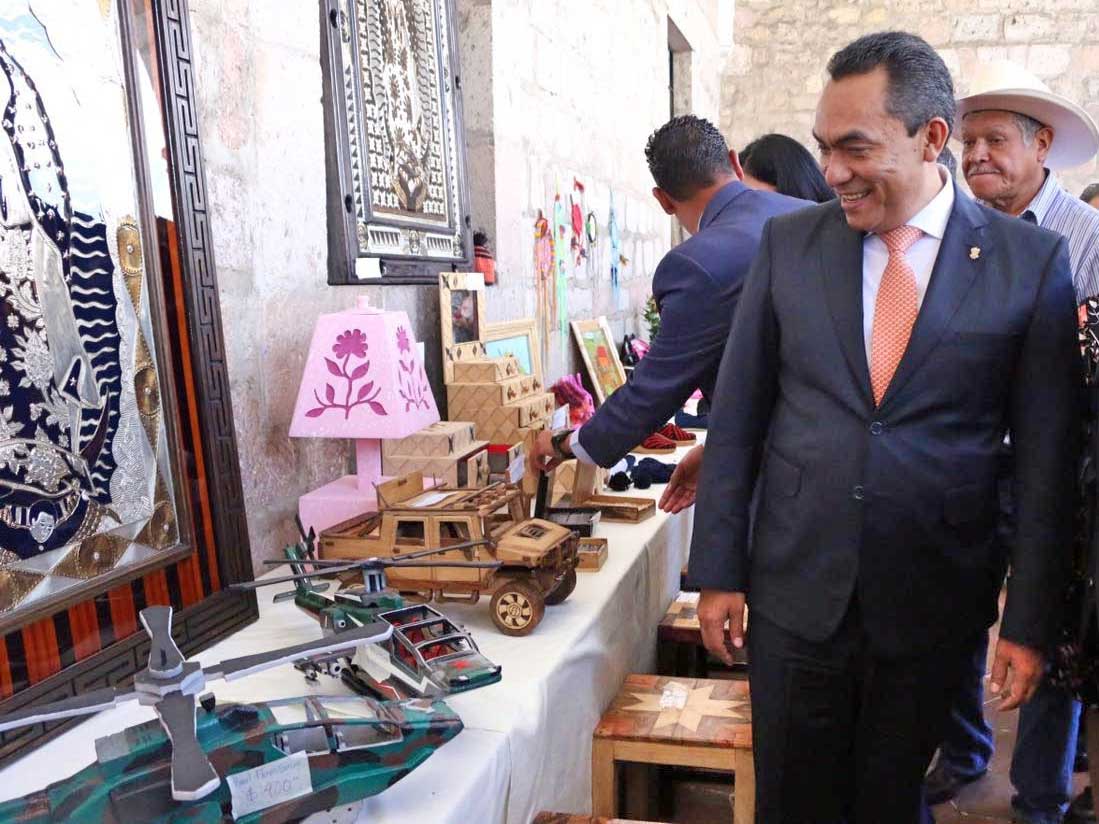 Exponen y ofertan más de mil obras de reos de Michoacán