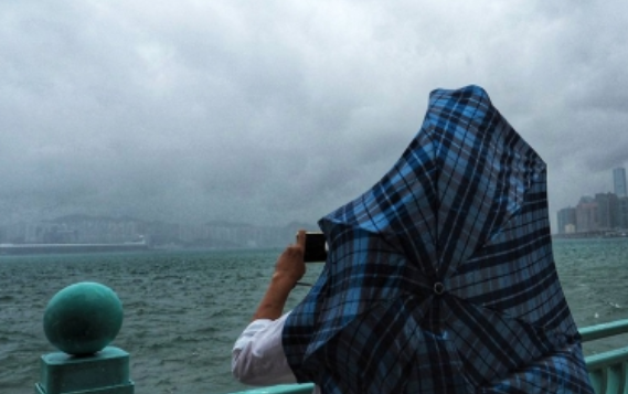 Tifón Khanun toca tierra en China; hay casi 400 mil afectados