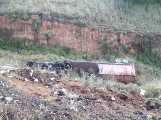 Tráiler cae a barranco en la México-Puebla; hay un muerto
