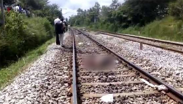 Mueren estudiantes tras tomar selfie en vías del tren
