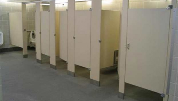 Violan a niña en el interior de un baño público