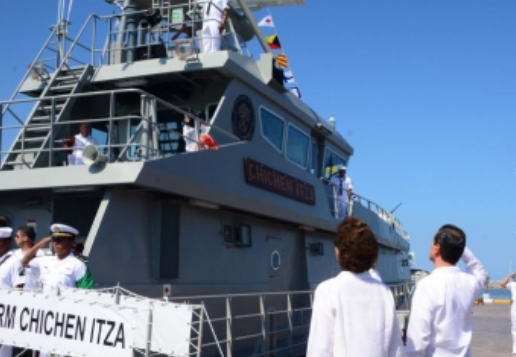 Peña Nieto abandera nueva guardia costera de la Armada de México