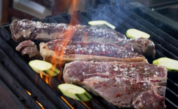 Inactividad y consumo de carne agravan deterioro en adultos mayores