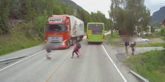 VIDEO: Niño casi muere atropellado por un tráiler; cruzó sin mirar